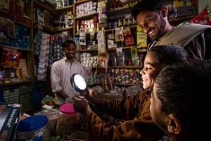 A family shops for modern solar lighting products in Pakistan © Lighting Pakistan