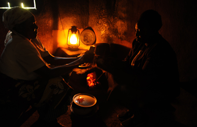 Many women across Africa undertake their chores in poor, smoky lighting; Lighting Africa is looking to change this by making more women into clean users and retailers of clean lighting products © Andres Bifani/Lighting Africa 