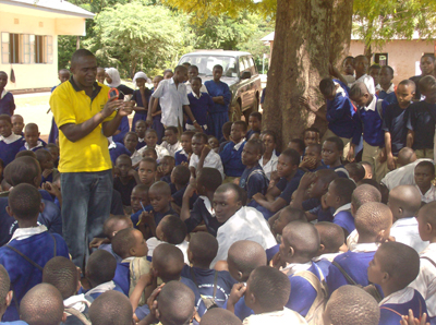 SunnyMoney's Felix Manutwa demonstrates how solar lights work to students in the Mt. Kilimanjaro area © SunnyMoney/SolarAid