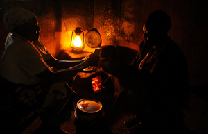Many women in rural Kenya still use a kerosene lamp to light their home.© Andres Bifani/Lighting Africa 2012.